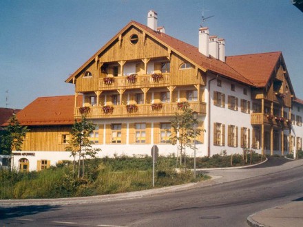 Wohnhaus mit 9 WE, Praxis, Laden, Apotheke