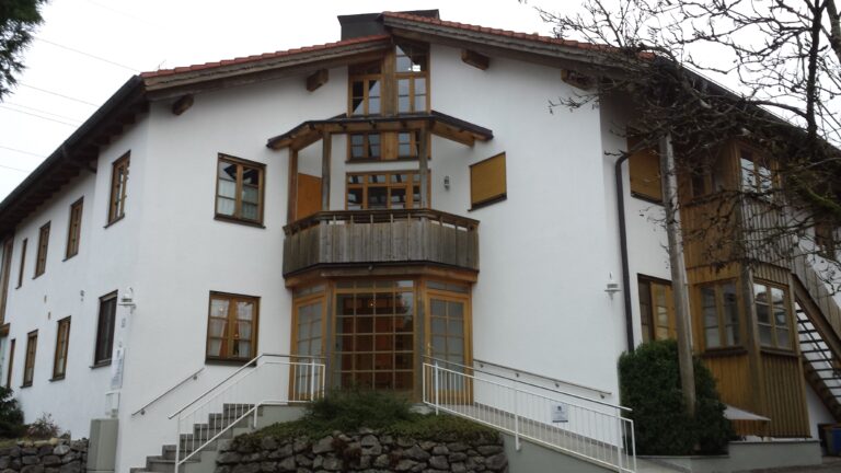 Neubau eines Hauses für den Zahnarzt mit Wohnhaus und Praxis in Königsdorf