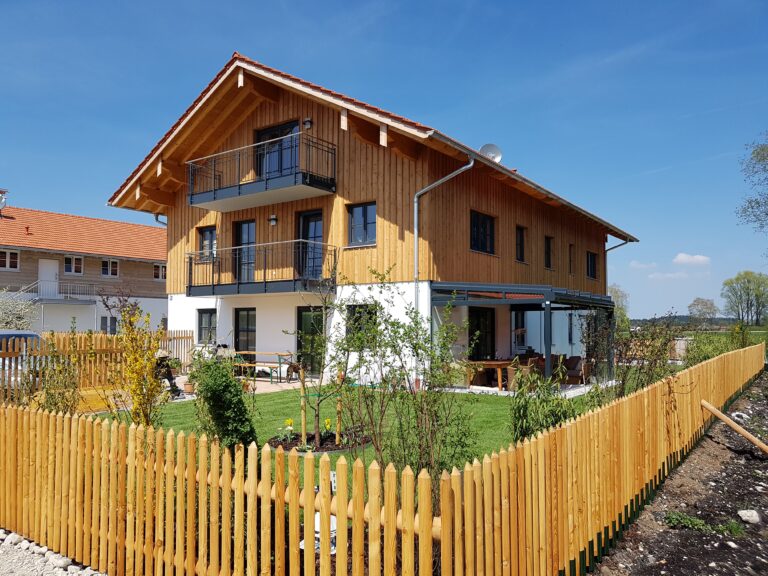 Errichtung eines Gebäudes mit 4 Wohnungen und 1 Gewerbeeinheit